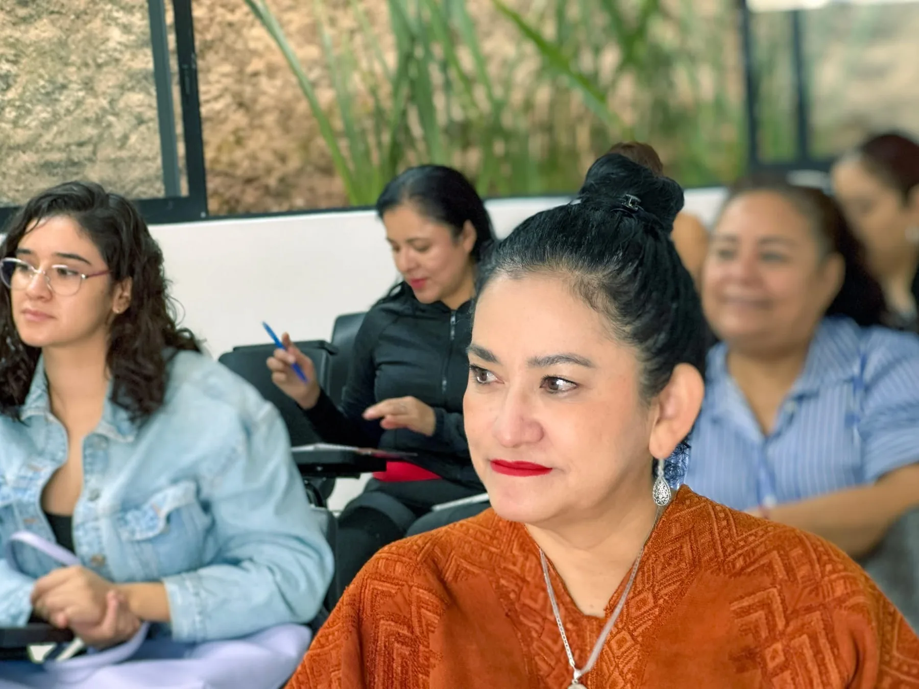 Estudiantes participando en clase